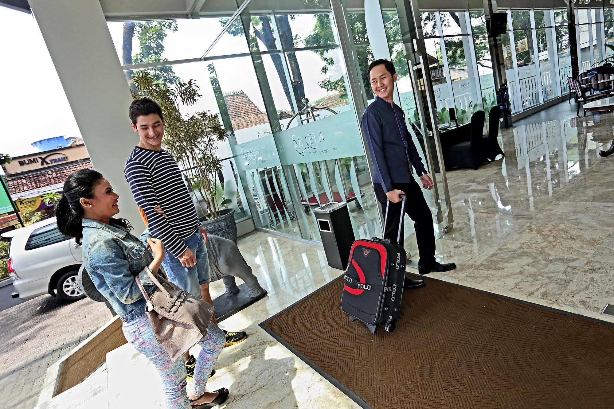 Serela Cihampelas By Kagum Hotels Bandung Esterno foto